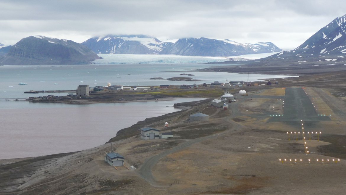 Fig 2. View on Ny-Ålesund from a landing airplane (C. Falck, GFZ)